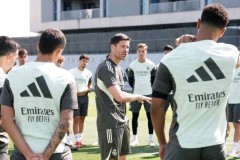 西甲乱了，巴萨4-0登顶，皇马2-2丢分，前四乱战仅差4分，冠军悬念回来了