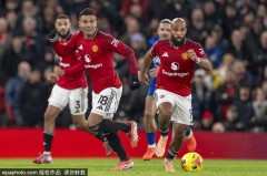 离谱！埃弗顿主力伤退+内讧染红 曼联80分钟多打1人仍输球