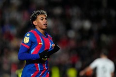 西甲领跑者巴萨凭借亚马尔破门2-1击败阿尔瓦塞特，率先晋级国王杯四强