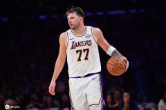 东契奇单节再轰20+平老詹 罕见暴怒头顶挑事小菜鸟