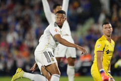 姆巴佩超越梅西，连续11场进球，生涯战绩登顶395球！